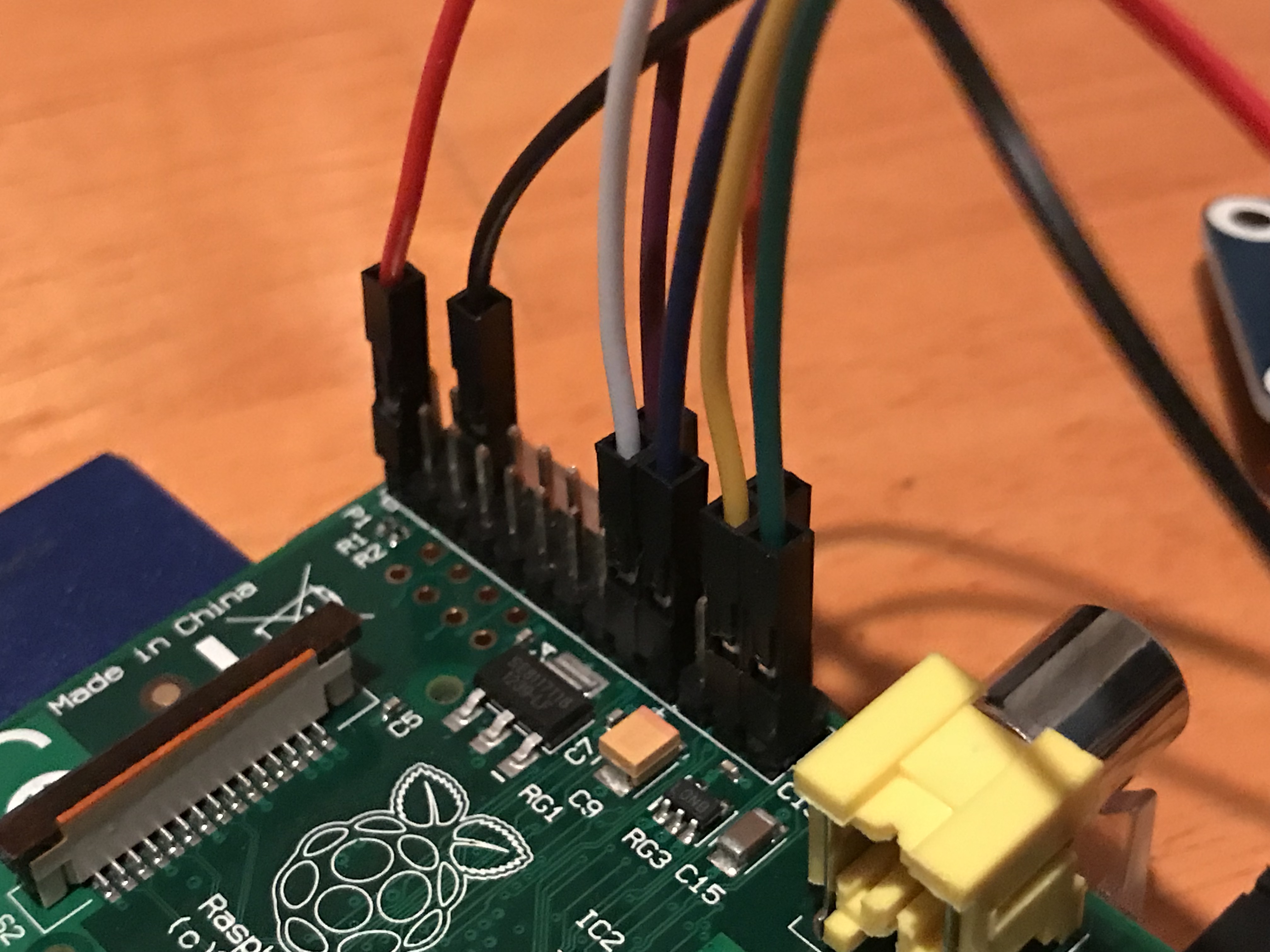 ネットで調べてコネクタをGPIOピンに接続